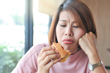 Women do not want to eat junk food that is not tasty,Selective focus