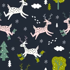 Behang Hand getekende vector schattige cartoon naadloze patroon illustratie hert met vilten laarzen, kerstboom, sneeuwvlok en wolk op de donkerblauwe achtergrond voor baby textiel, doek, linnen textuur, decor. © AnnaAngelPrincess