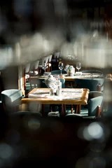 Schilderijen op glas gerechten serveren in een restaurant © Ivan