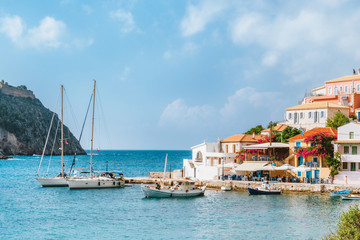 Obraz premium Holiday vacation in beautiful Assos village located in hidden cove on sunny summer day, Kefalonia island, Greece