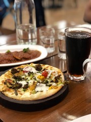 cheese and spinach pizza, mushroom and beverage 