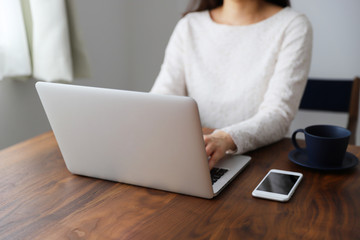 eラーニングを受講する女性