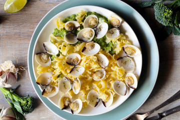 Massa com mariscos e puré de brócolos.