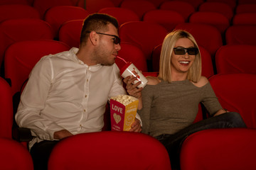Obraz premium young couple watching movie