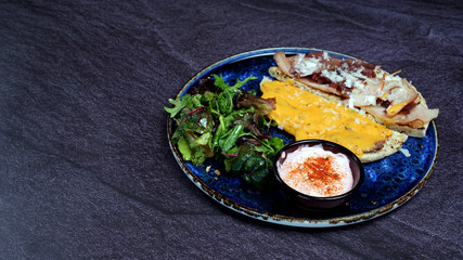 Beef janbon, chedar cheese, onion and fresh salad