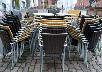 Verlassenes Straßencafé in Freiburg