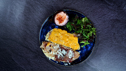 Beef janbon, chedar cheese, onion and fresh salad