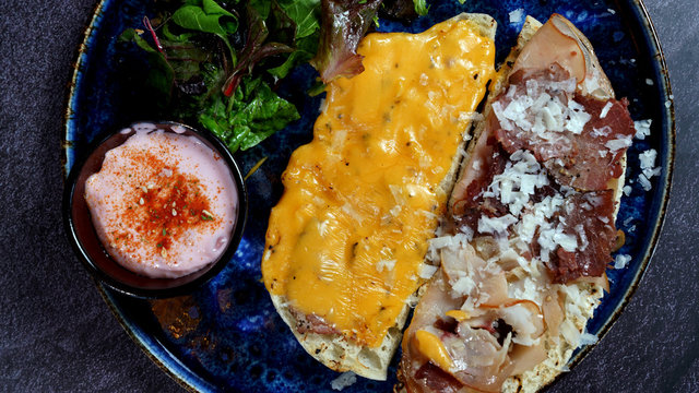 Beef janbon, chedar cheese, onion and fresh salad