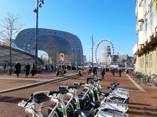 Foto auf Alu-Dibond Stadtmarkt in Rotterdam an einem sonnigen Tag von außen gesehen © Alessia