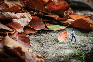 Little People: Arbeiter räumt das letzte Blatt weg