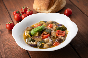 Piatto di saporita zuppa con verdure miste