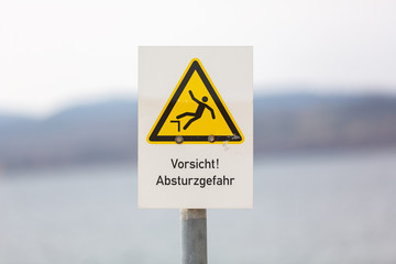 Hinweisschild Vorsicht Absturzgefahr Hochformat