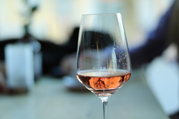 Wein, Roséwein, Glas, Weinglas, Frau, die Wein trinkt, Alkohol, Feier, besondere Nacht, Romantik,...