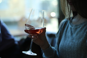 Wein, Roséwein, Glas, Weinglas, Frau, die Wein trinkt, Alkohol, Feier, besondere Nacht, Romantik,...