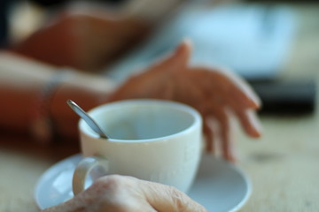 Kaffee, Kaffee trinken, Kaffeetasse, Frau trinkt Kaffee, Café, Kaffeetasse, alte Frau trinkt Kaffee, Genuss, Genuss von Kaffee, Genuss von Tee