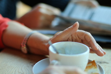 Kaffee, Kaffee trinken, Kaffeetasse, Frau trinkt Kaffee, Café, Kaffeetasse, alte Frau trinkt Kaffee, Genuss, Genuss von Kaffee, Genuss von Tee