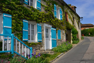 Fototapeta na wymiar Montée rue de la Charrière des Bois à La-Roche-Guyon (95780), département du Val-d'Oise en région Île-de-France, France