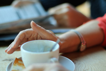 Kaffee, Kaffee trinken, Kaffeetasse, Frau Kaffee trinken, Café, Kaffeetasse, alte Frau Kaffee trinken, genießen, Kaffee genießen, Tee genießen
