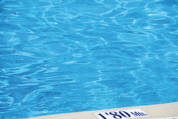 Poolrand mit blauen Wasser