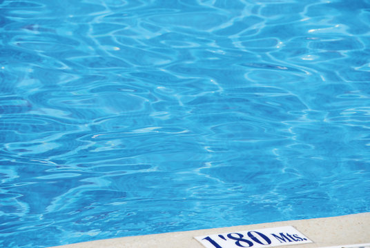 Poolrand mit blauen Wasser