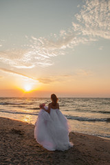 Fototapeta na wymiar bride on the beach