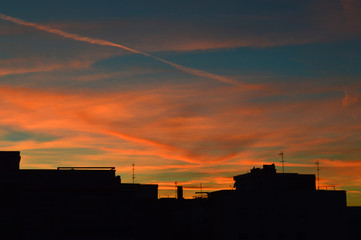 Tramonto spettacolare nella penisola sorrentina. Scie e colori nel cielo.