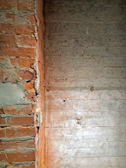 古いレンガと荒いコンクリートの壁