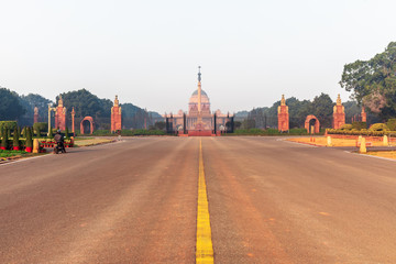 Fototapeta na wymiar Rajpath boulevard and Rasthrapati Bhawan, New Delhi, India