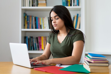 Junge Schülerin lernt online am Computer zuhause