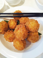 Tofubällchen mit Essstäbchen