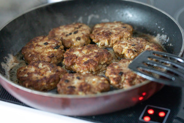 Klopse Frikadelle Boulette Bratklops brutzeln in der Pfanne