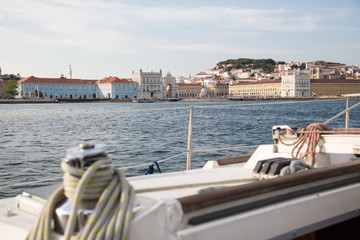 Lissabon, Portugal: Bootsfahrt über den Tejo vorbei am Platz Praça do Comércio mit Triumphbogen...