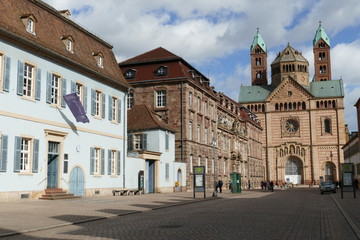 Fototapeta na wymiar Menschenleere Maximilianstrasse mit Kaiserdom und Häusern in Speyer am Rhein