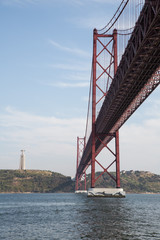 Lissabon, Portugal: Brücke Ponte 25 de Abril mit dem Monument Cristo Rei im Hintergrund