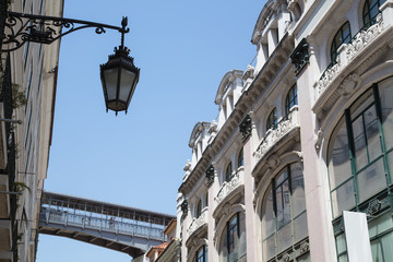 Fototapeta na wymiar Lissabon, Portugal: Blick auf Altstadt Fassaden im Stadtviertel Baixa und Fussgängerbrücke des Aufzugs Elevador de Santa Justa