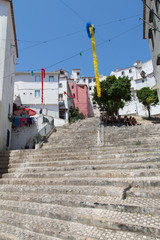 Lissabon, Portugal: Steile Treppen und Gassen im typischen Altstadtviertel Alfama