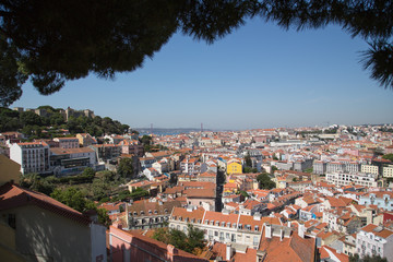 Fototapeta na wymiar Lissabon, Portugal: Blick zur Festung Castelo de São Jorge über die Altstadt Viertel Alfama und Baixa hinüber zum Bairro Alto und der Brücke Ponte 25 de Abril 