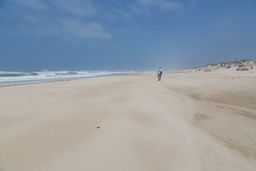 Wanderung entlang der herrliche Dünen Landschaft am ruhigen und endlosen Strand Praia do Osso Balaia, Portugal