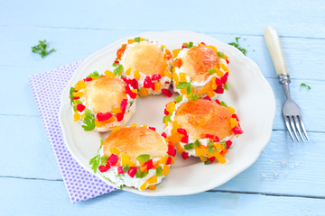 Frischkäsebrötchen mit Paprika- Stückchen	