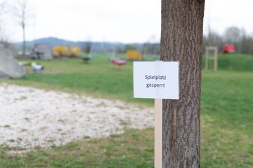 Kinderspielplatz gesperrt, Spielen Verboten, Corona