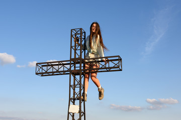 Bella ragazza in escursione sul monte ventasso nel parco nazionale dell'appennino tosco emiliano...