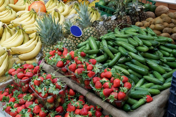 Gemüse und Obst auf einem türkischen Markt verkauft