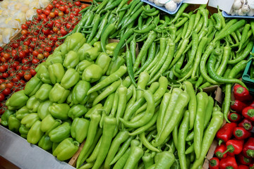 Gemüse und Obst auf einem türkischen Markt verkauft
