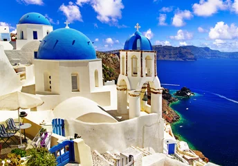 Fototapeten Das ikonische Santorini - die schönste Insel Europas. Ansicht mit traditionellen Kirchen im Dorf Oia. Griechenland © Freesurf