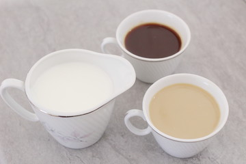 Obraz na płótnie Canvas jarra de leche, taza de café negro y otra taza de café con leche, café, cafeína, desayuno, mañana, té, bebida, bebida estimulante
