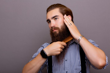 240 F 333264273 poOtceGWq96KQgZ30kotuj67hMWbnlMT man combing his beard