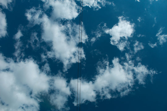 Imagen de cielo azul con nubles blancas