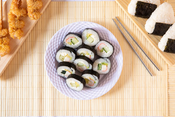 Home made surimi maki roll. / Rollo de arroz con surimi hecho en casa.