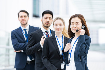 ヘッドセットを装着したオペレーター