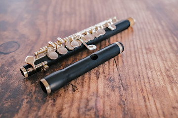 Naklejka premium Close up of a classic wooden flute on a hardwood background